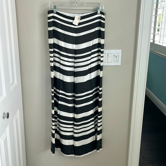 Trina Turk silky feeling wide leg pants - Picture 2 of 8